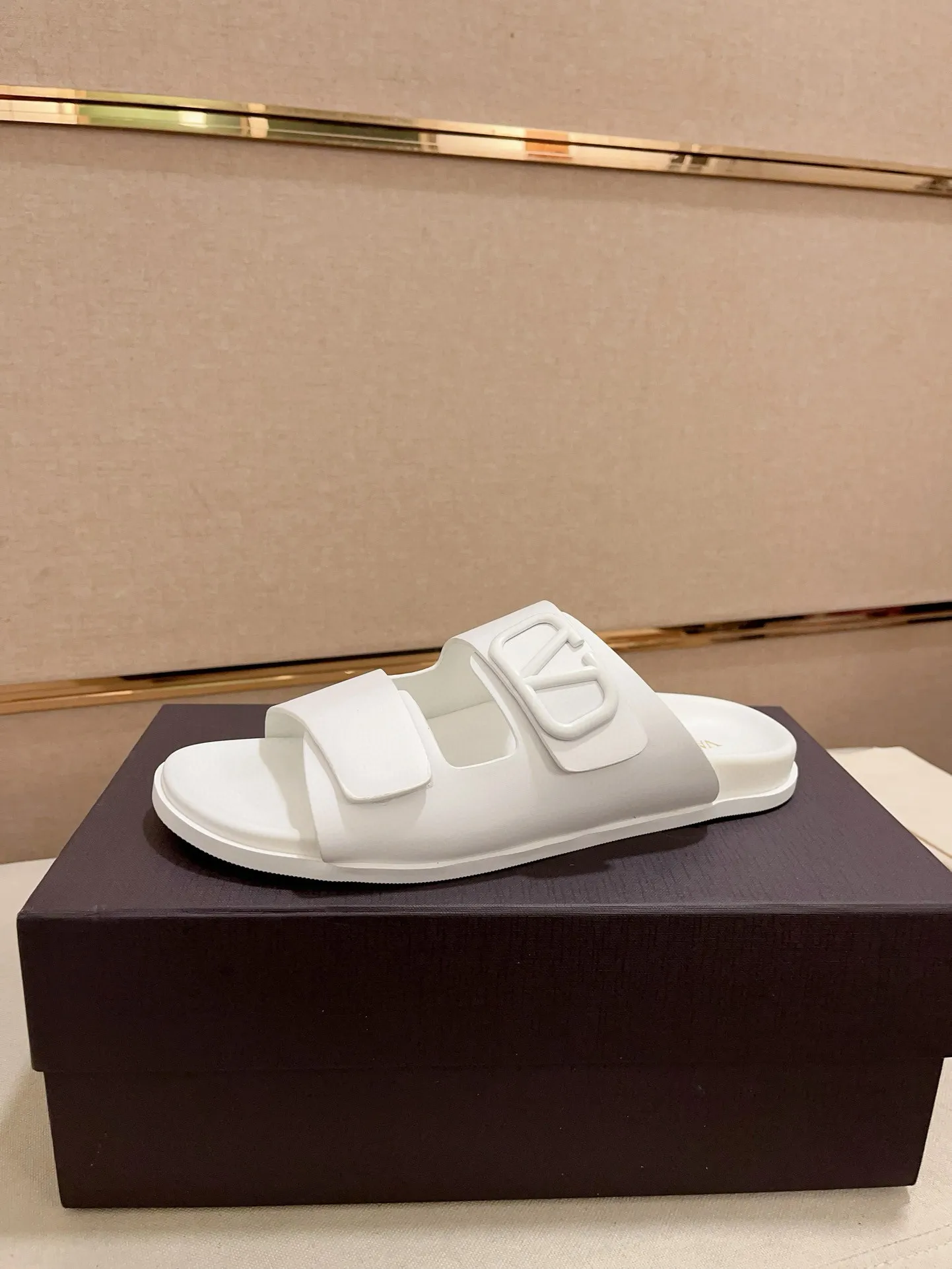 Men's shoes💰: 440💰[Valentino] New men's boutique slippers, counter quality, classic plaid, the actual workmanship is quite complex🔰The uppers are made of imported fabrics➕🐑Sheepskin lining, which tests the craftsman's craftsmanship➕original PU outsole. Size: 38-44 (45 can be customized, non-refundable)